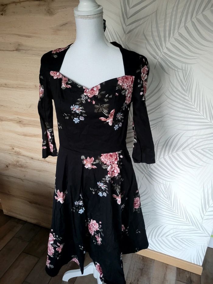 Sublime robe vintage taille 40 noir et fleur