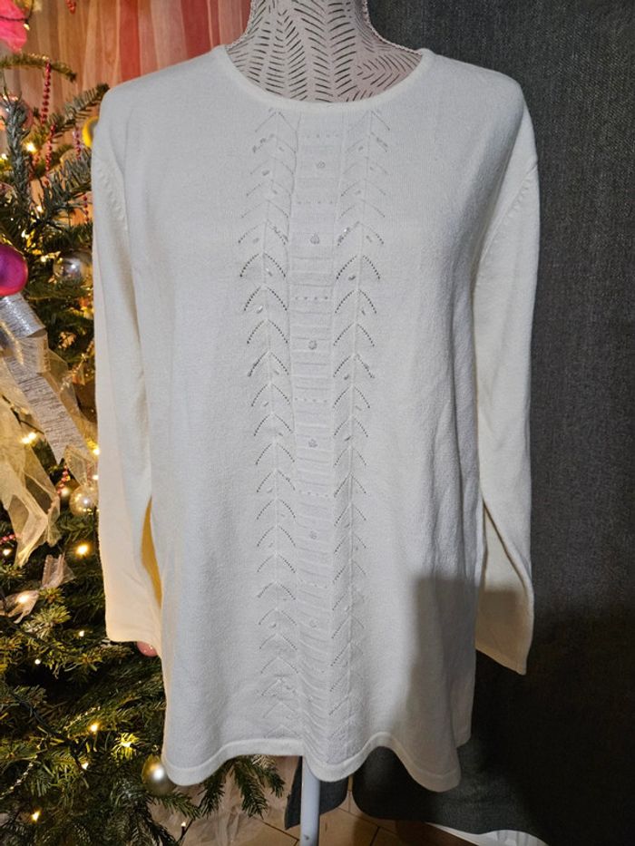 Pull blanc avec strass en fleur