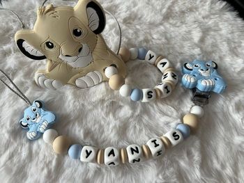 Attache tétine et anneaux de dentition