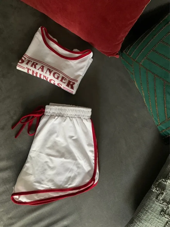 Ensemble Crop Top et shorty Stranger Things