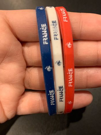 Bracelet plastique au couleur de la France.