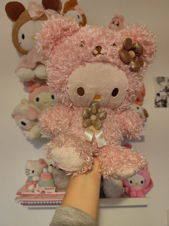 peluche doudou hello kitty sanrio ours ourson rose fluffy poils bouclés fleurs dorées ruban - photo numéro 2