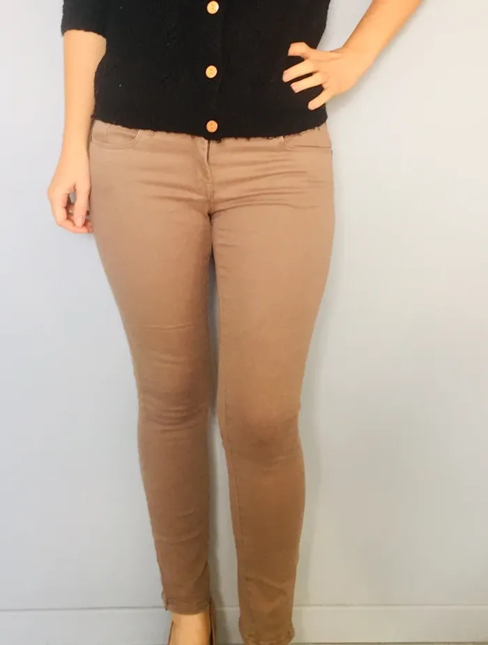Ensemble petit pull blanc et slim beige - photo numéro 4