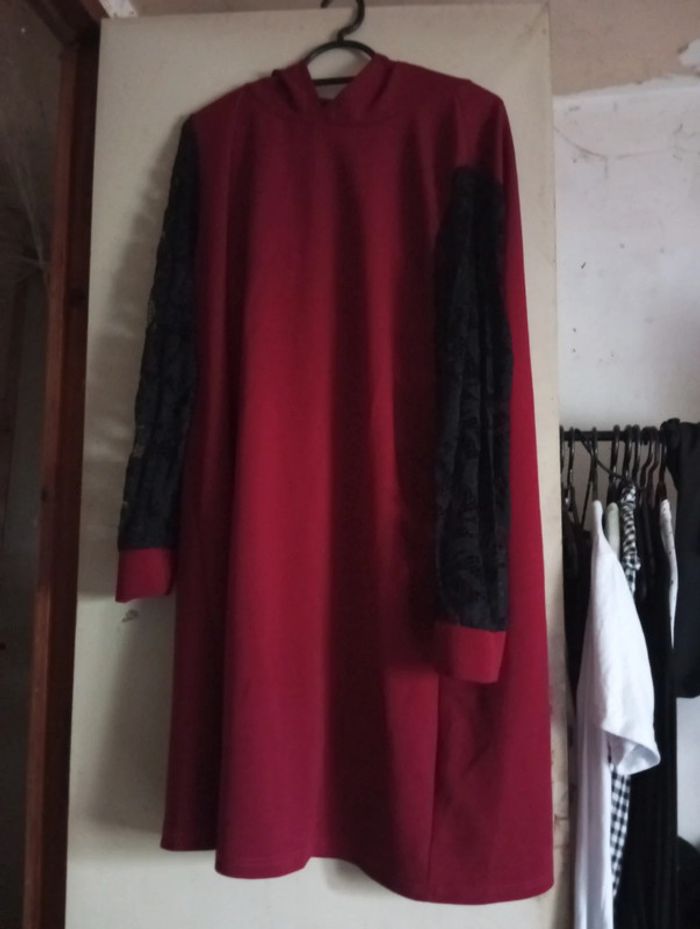 Robe rouge à capuche