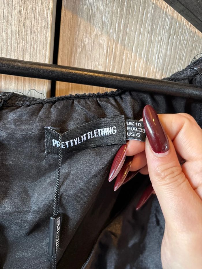 Robe satin noir col bardot PrettyLittleThing - photo numéro 5