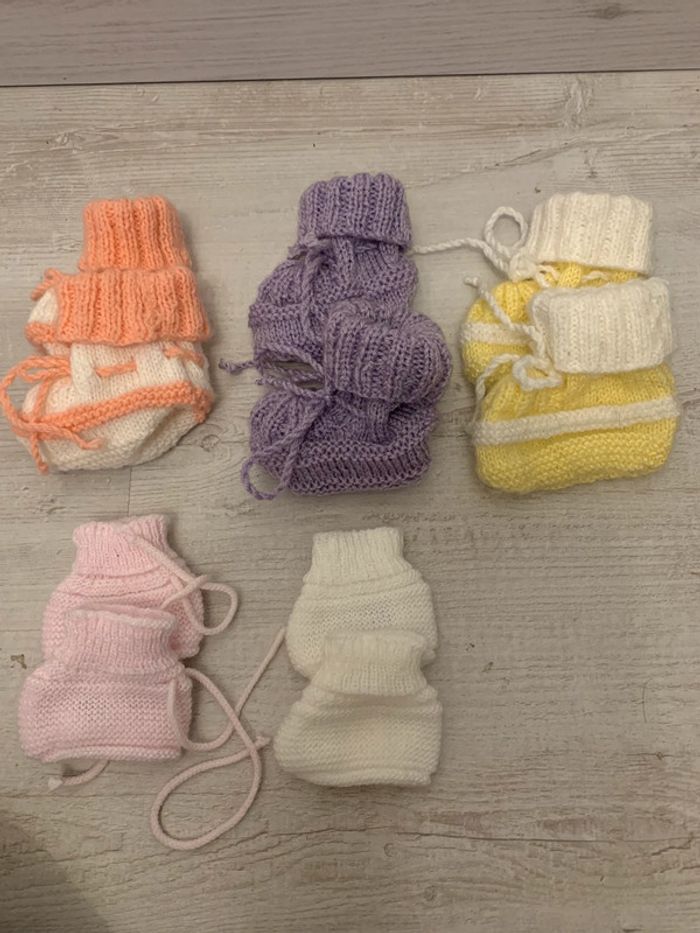 5 paires de chaussons bébé tricotés