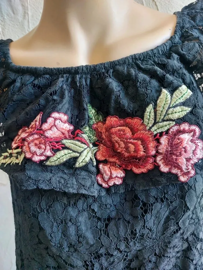 Blouse en dentelle noire avec broderie florale Taille L - photo numéro 3
