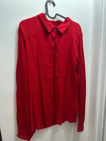 Chemise rouge à cœur