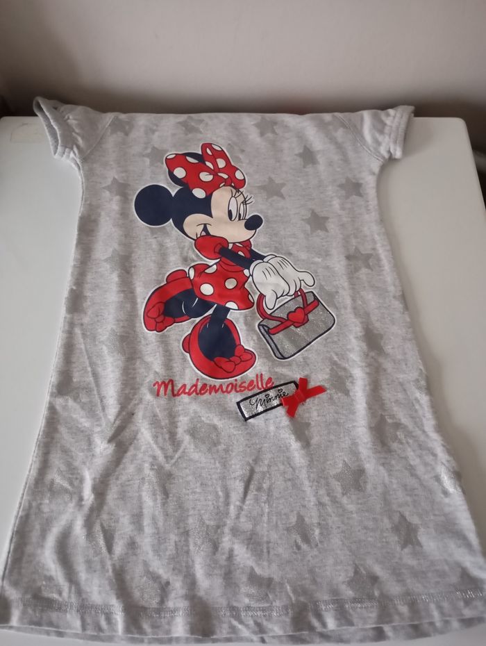 Robe à manches courtes. 6 ans .Coton . Gris clair ,rouge,noir et paillettes . Disney Minnie Mouse. Parfait état - photo numéro 3