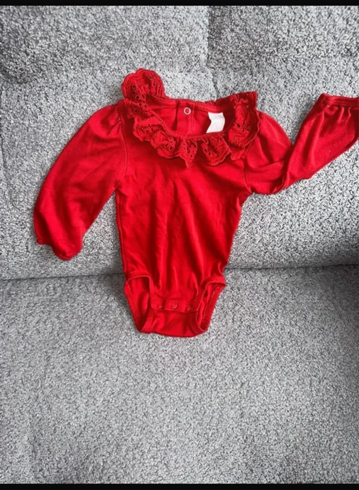 Bodie manches longues rouge avec col Claudine en dentelle H&M