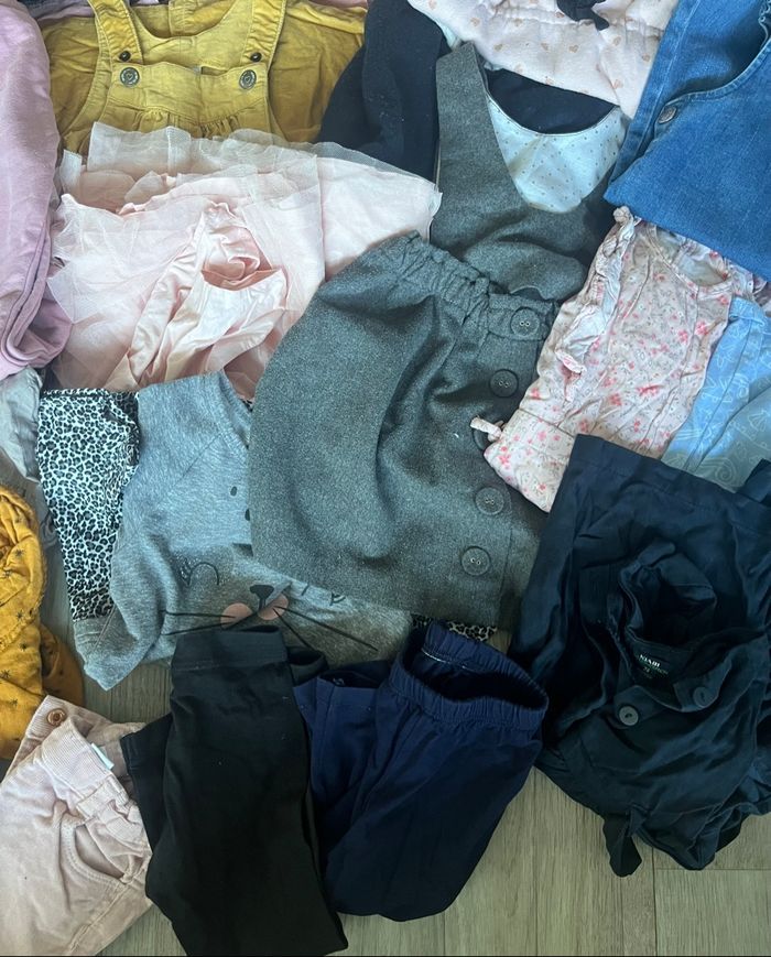 Lot de 48  articles de vêtements fille 24 mois - photo numéro 9