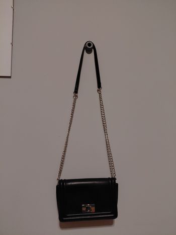 Sac à main noir avec fermoir 