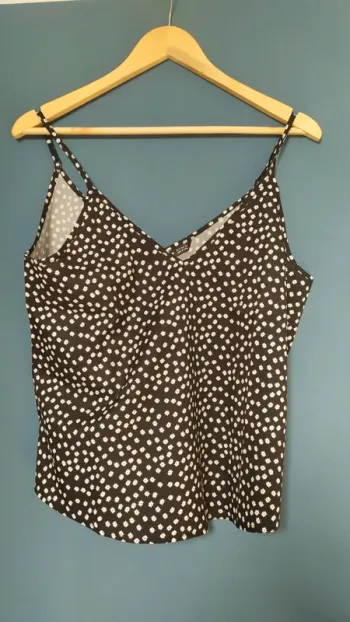 Top à bretelles de marque "SHEIN" de couleur noire avec fleurs blanches