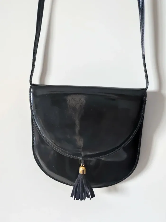 Pochette demi-lune à bandoulière noir cuir vernis pompon doré vintage - 25×17×6cm - photo numéro 4