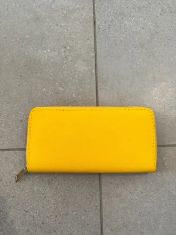 Portefeuille jaune, neuf sans étiquette, 19*10cm