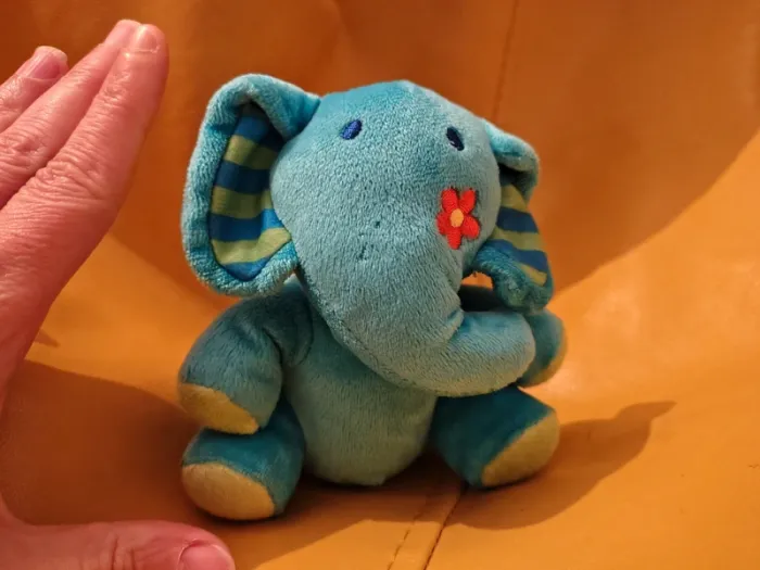 Peluche Mini éléphant bleu avec fleur orange à accrocher