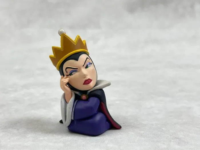 Mini Figurine Disney Vilains La méchante reine de blanche Neige Grimhilde - photo numéro 2