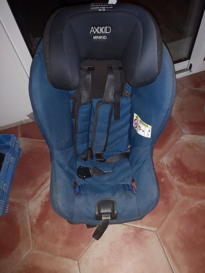 Siège auto 0-25kg dos à la route AXKid