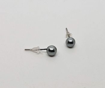 Paire de boucles d'oreilles.
Neuve.
Boule petite