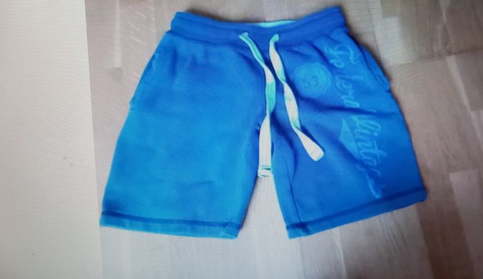 Lot de bermuda 12 ans Vends lot d e2 bermudas 12 ans - photo numéro 2