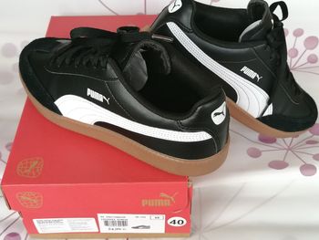 Basket Puma noir et blanc à lacets neuves. Pointure 40. 