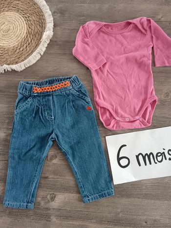 🌞 lot jeans et bodie 6 mois très Bon état