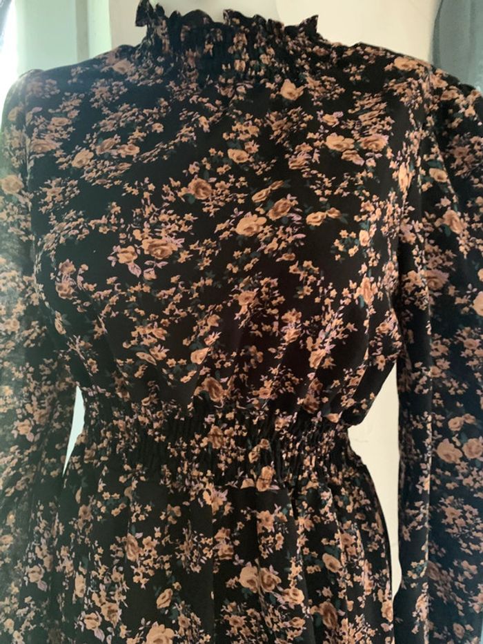 Robe SHEIN noir fleurie taille M - photo numéro 5