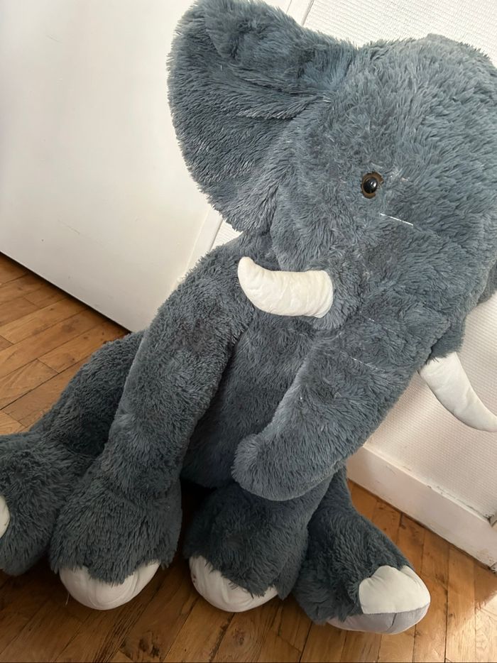 Énorme éléphant peluche