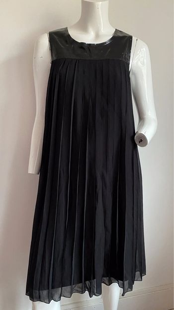 Robe noir a volants sans manches taille M neuve
