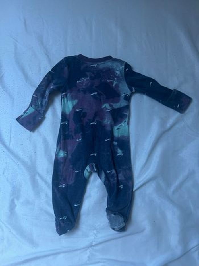 Combinaison Nike violet 3 mois - photo numéro 2