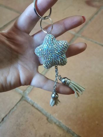 Porte clés étoile aves strass et pompons