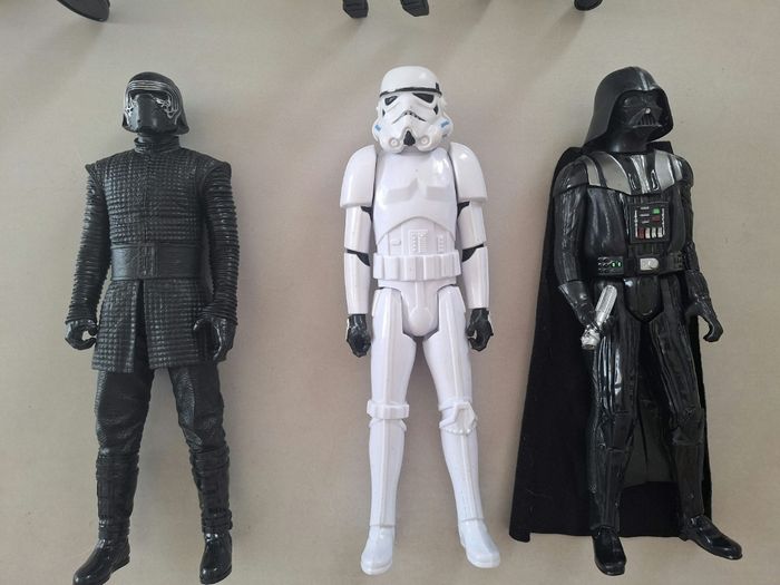 lot de 6 figurines Star Wars, 5 grandes et une géante de 50 cm .
-Death Trooper
-K-2SO
-Kylo Ren x 2
-Stormtrooper
-Dark Vador - photo numéro 4