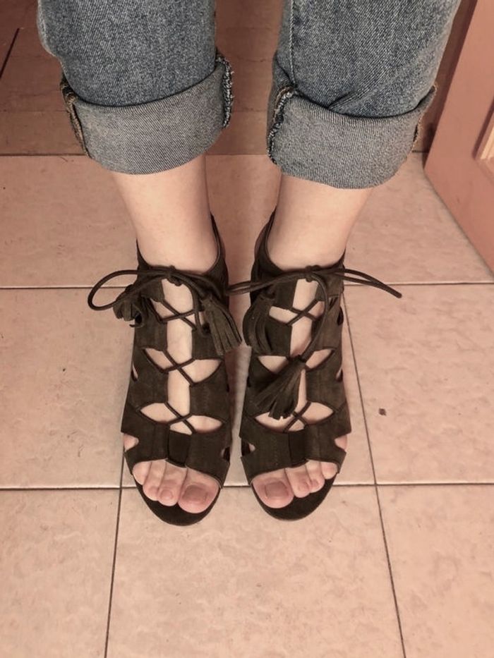 Sandales à talon en cuir daim kaki André pointure 38 - photo numéro 2