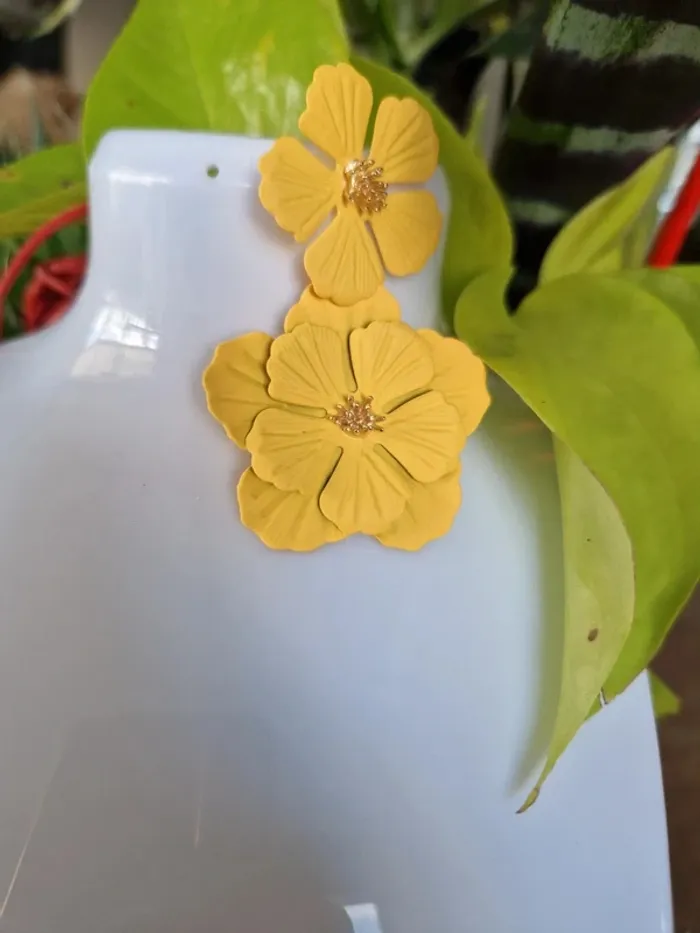 Boucles d'oreilles fantaisies fleurs jaunes en métal - photo numéro 3