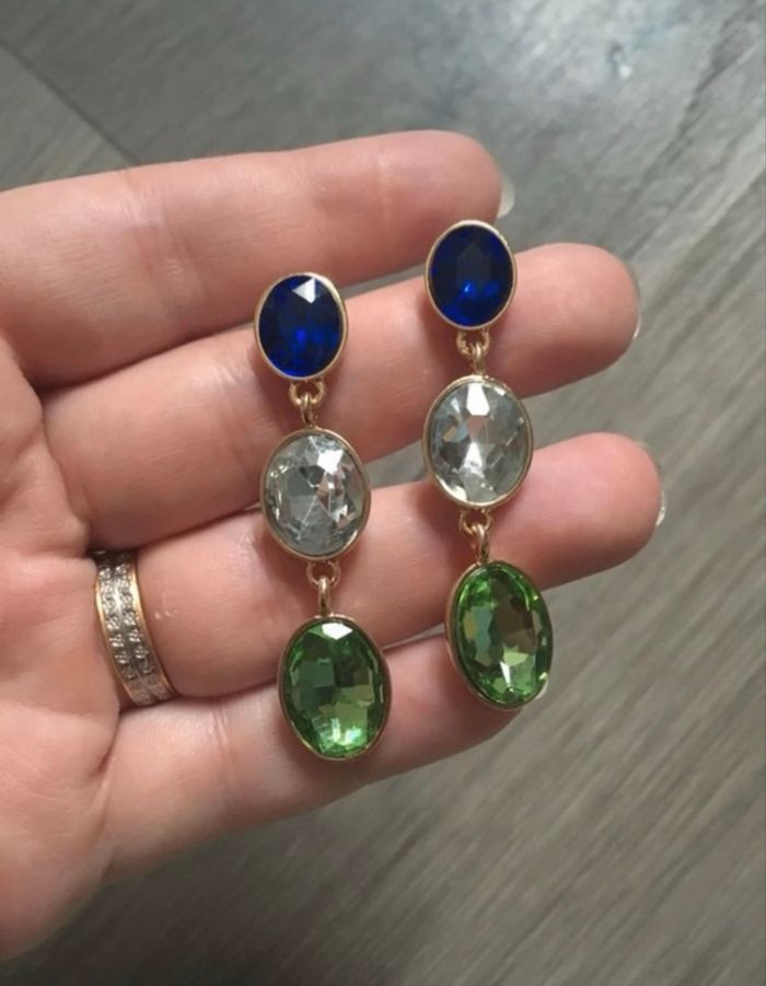 Jolies boucles d’oreilles pendantes NEUVES avec pierres couleurs bleu foncé, blanc et vert