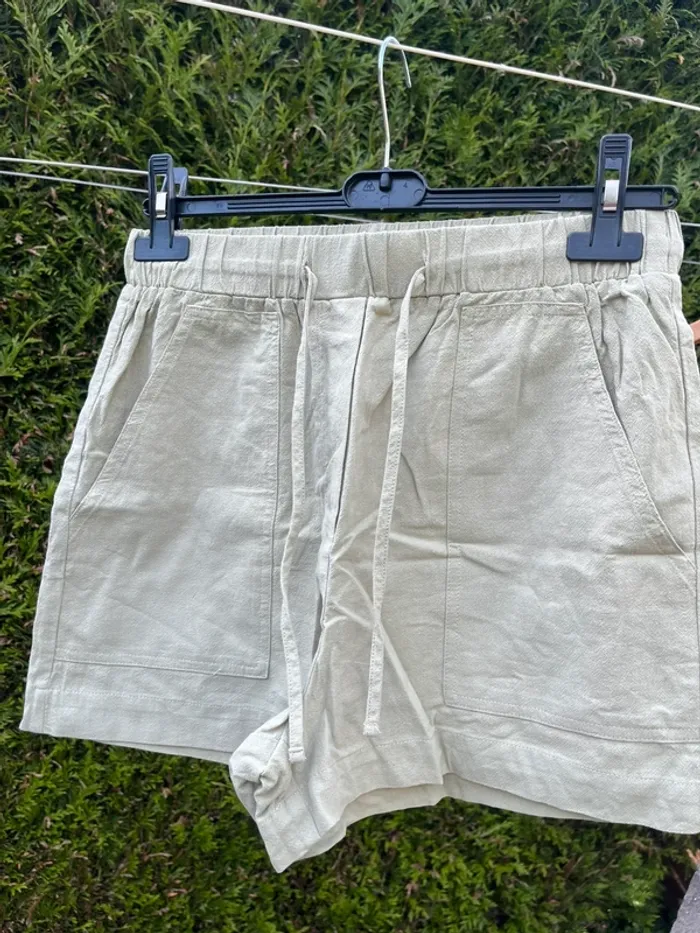 short rustique vert stradivarius