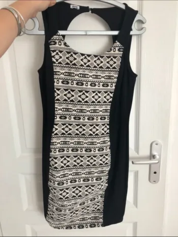 Robe noire et blanche