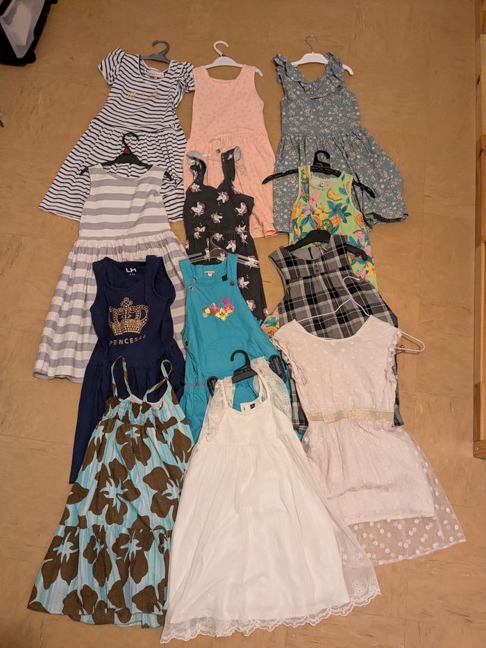 Lot 12 robes taille 8 ans