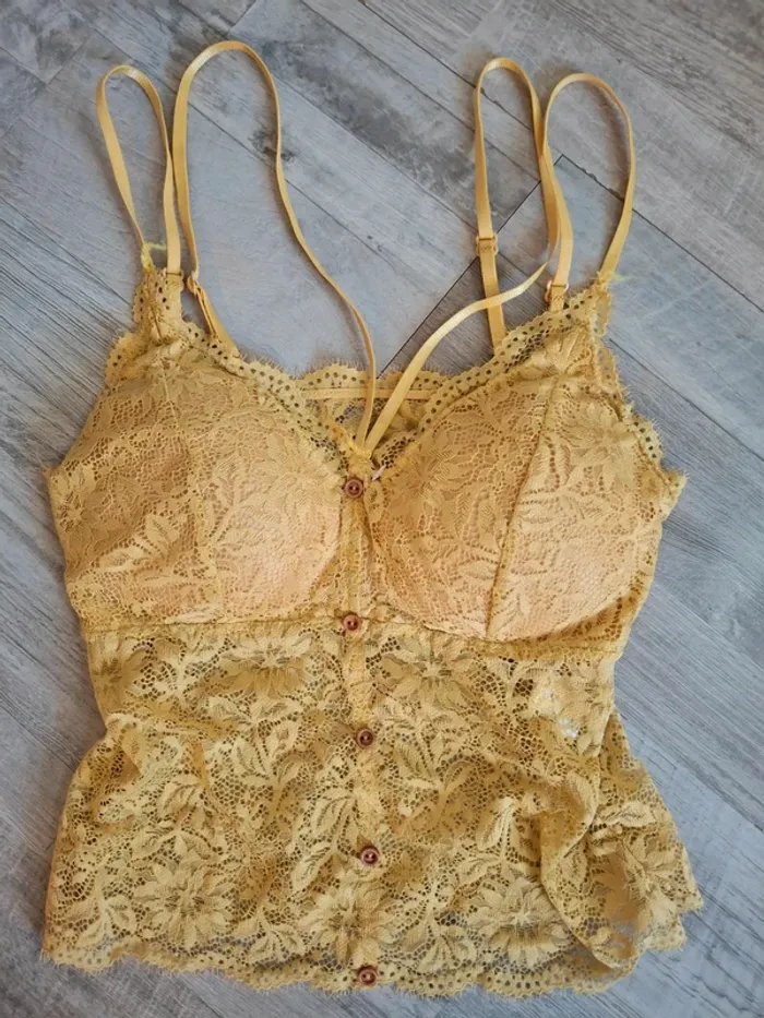 Croc top dentelle fines bretelles
