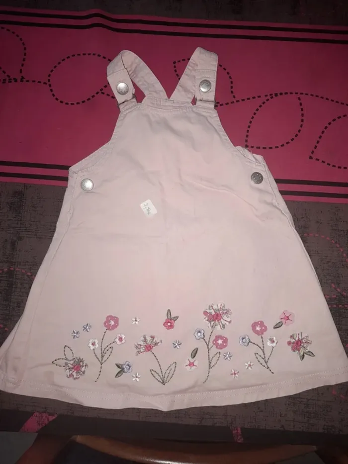 Robe en jean de couleur rose taille 23 mois
