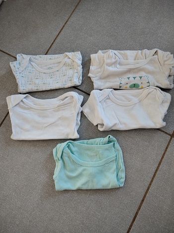 Lot de 5 bodies MC Tex T.6 M