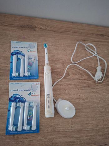 Brosse à dent électrique oral b avec brossettes chargeur