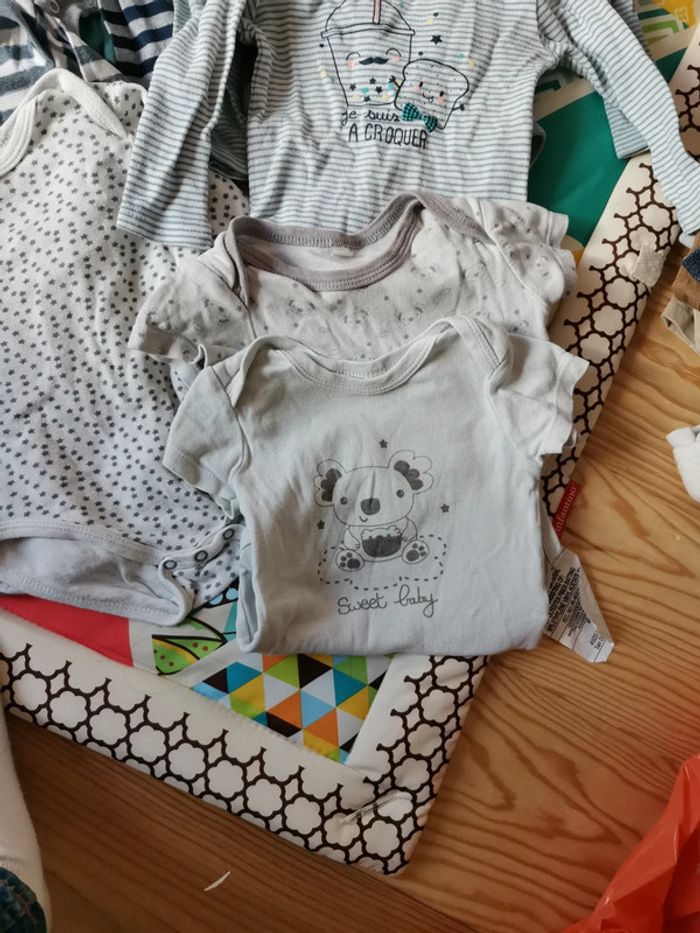 Lot 14 bodies 6 mois - photo numéro 3