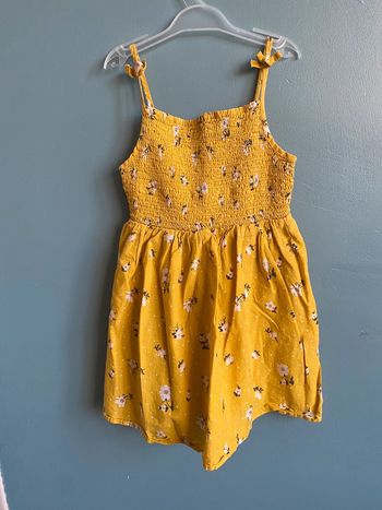 Jolie robe jaune à fleurs