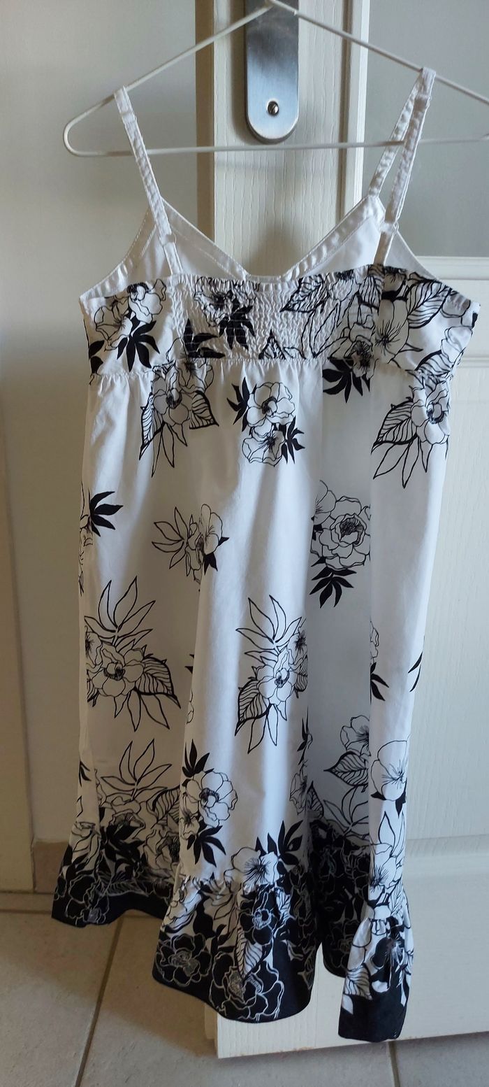 Robe 9-10 ans. Très bon état pour ne pas dire neuve - photo numéro 2