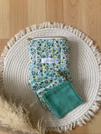 Lot de 5 lingettes démaquillantes avec pochette.