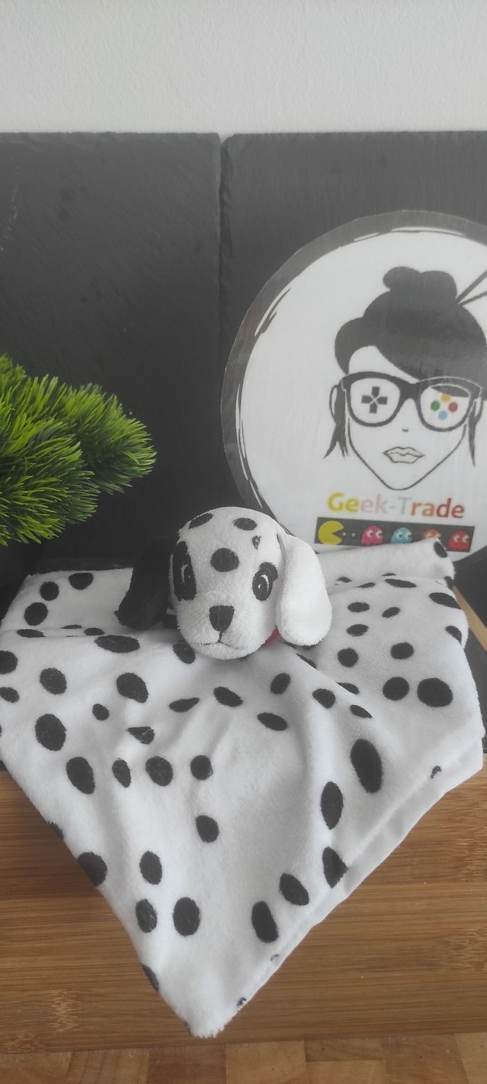 Doudou plat chien dalmatien noir blanc rouge Bambi collier taches carré cocard