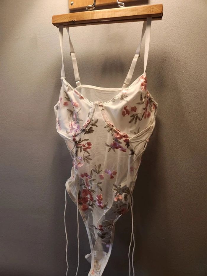 Body blanc tulle et broderie fleurs roses