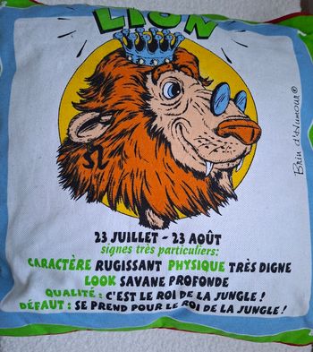 Coussin humoristique signé astrologique Lion