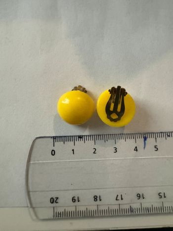 Boucle d’oreille jaune en plastique vintage